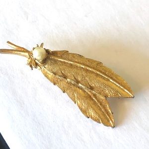 Vintage Gold  2 Feathers and a Pearl Brooch Pin